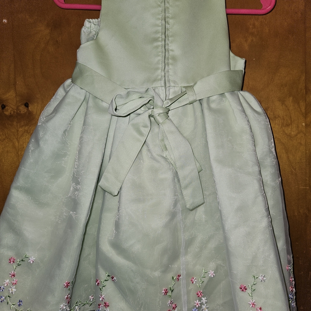Charming Pastel Green Kids Dress with Bow Detail - Picture 3 of 3